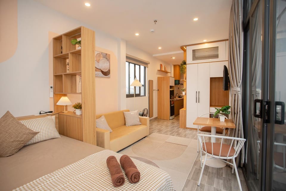 Bed, TV and multimedia, Living room, Photo of the whole room, Seating area, Bedroom, air conditioner