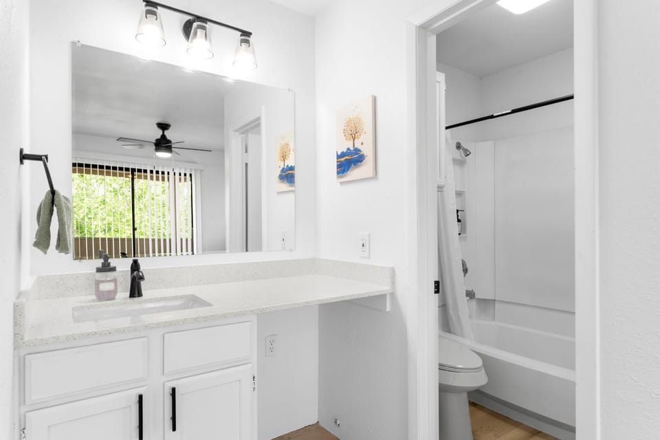 Central Chic 1BR suites close to UT, Moody Center, & Downtown Apartment in Austin