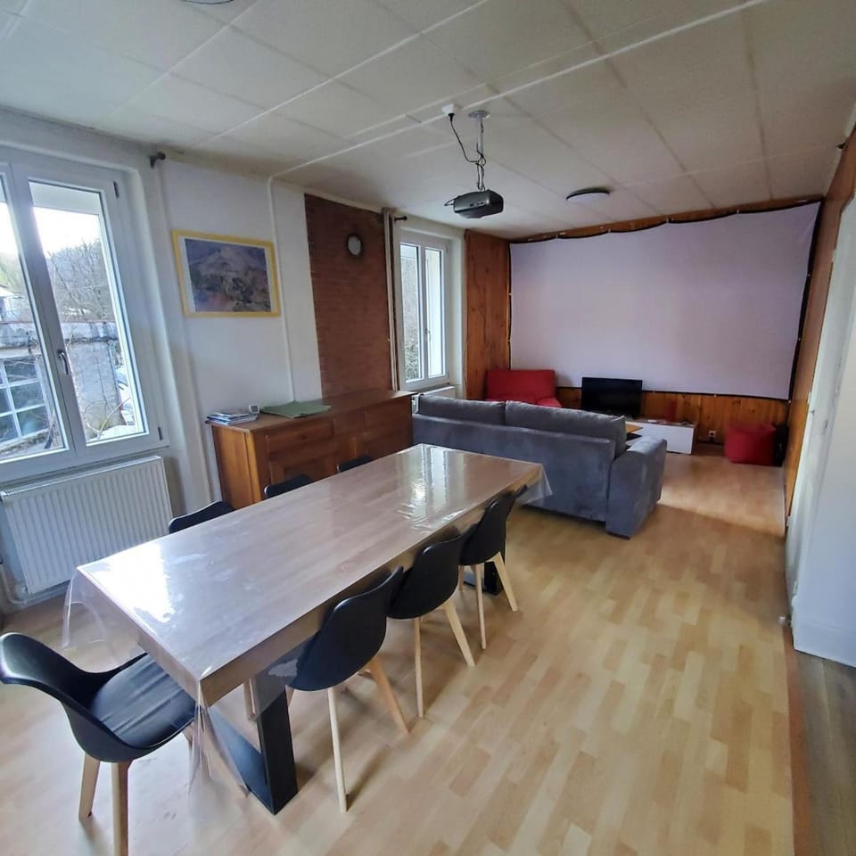 Maison individuelle au bord d'une rivière House in Jura