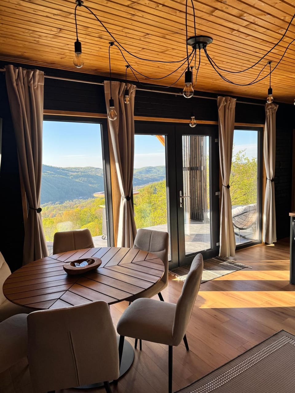 Natural landscape, View (from property/room), Balcony/Terrace, Living room, Seating area, Dining area, Mountain view
