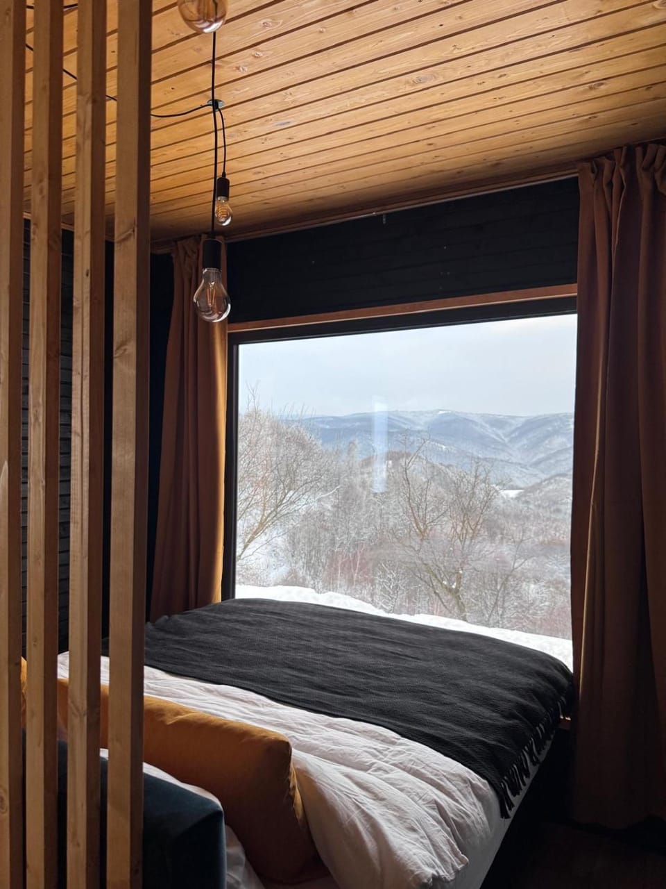 Bed, Natural landscape, Photo of the whole room, Bedroom