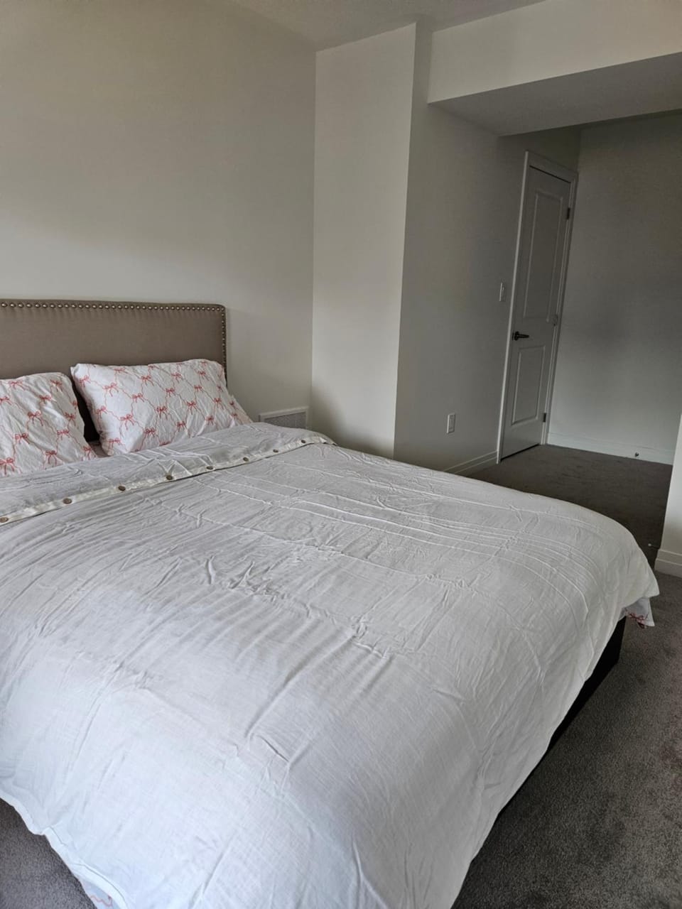 Luxurious 4 Bed Home Apartment in Halton Hills