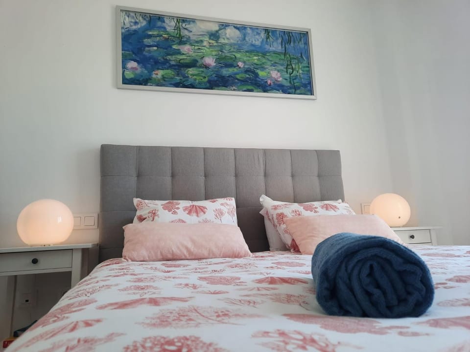 Bed, Bedroom, towels, air conditioner