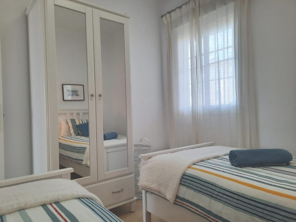Bed, Bedroom, wardrobe, air conditioner