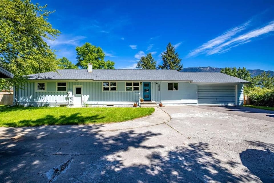 Scenic Bluebird House with Mountain views AC & Ho House in Columbia Falls