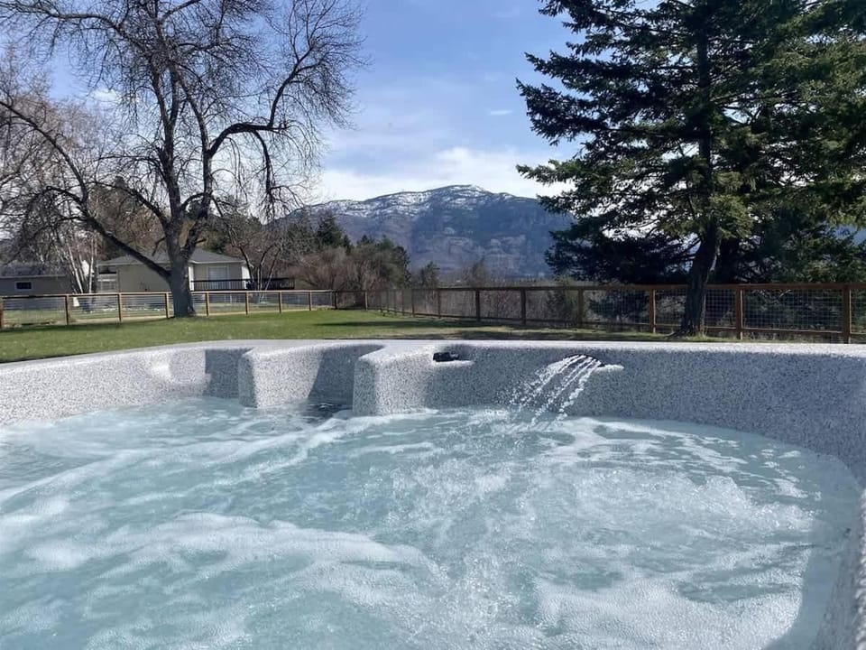 Scenic Bluebird House with Mountain views AC & Ho House in Columbia Falls