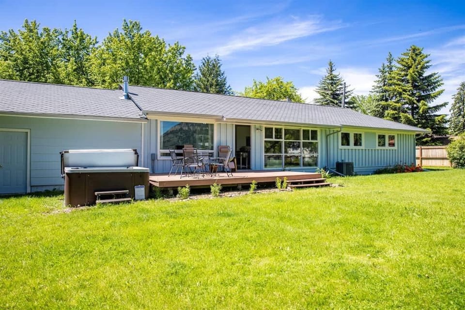 Scenic Bluebird House with Mountain views AC & Ho House in Columbia Falls