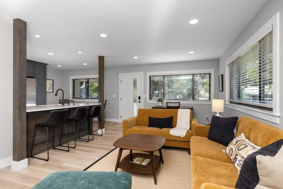 Newly Remodeled Red Maple Tree Cottage with Air Co House in Columbia Falls