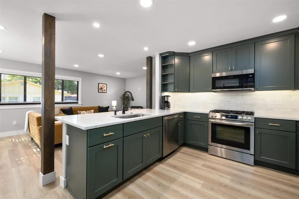 Newly Remodeled Red Maple Tree Cottage with Air Co House in Columbia Falls