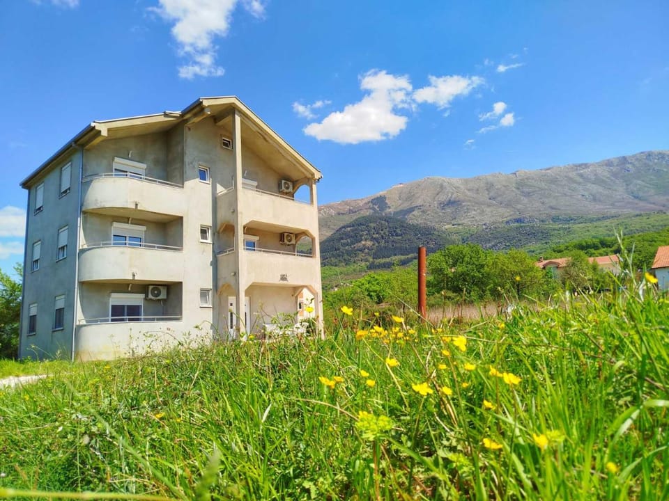Property building, Day, Natural landscape, Summer, Mountain view