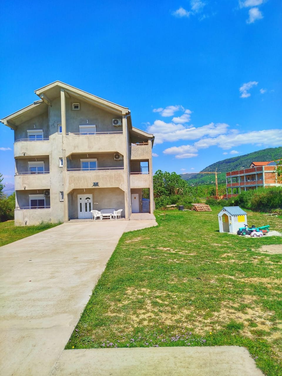 Property building, Spring, Day, Natural landscape, Garden, Garden view, Mountain view