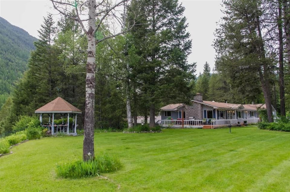 Secluded River View Hideaway House in Hungry Horse