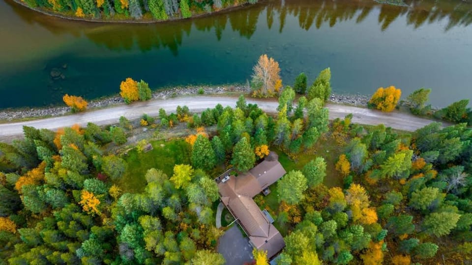 Secluded River View Hideaway House in Hungry Horse