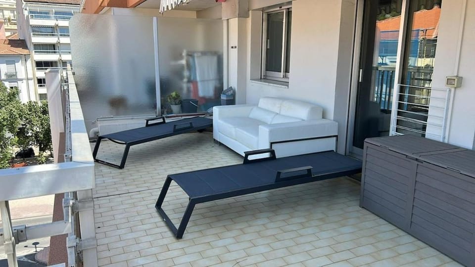 Balcony/Terrace, sunbed