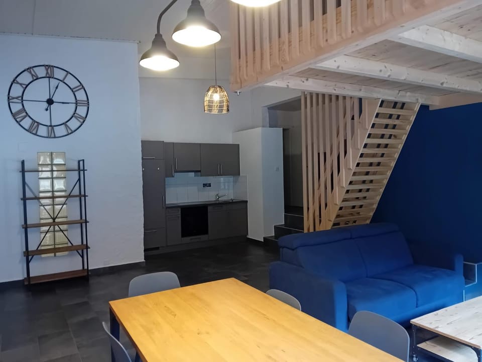 Kitchen or kitchenette, Seating area