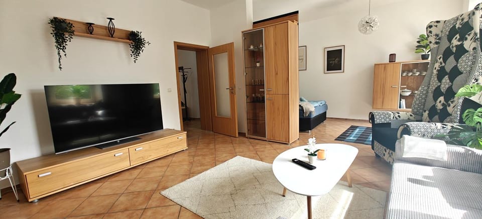 TV and multimedia, Living room, Evening entertainment