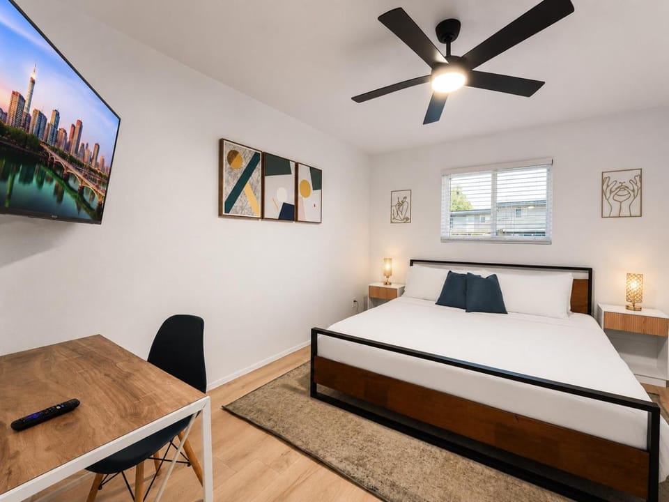 Central Hyde Park 2BR king suites close to UT, Moody Center, DT Apartment in Austin