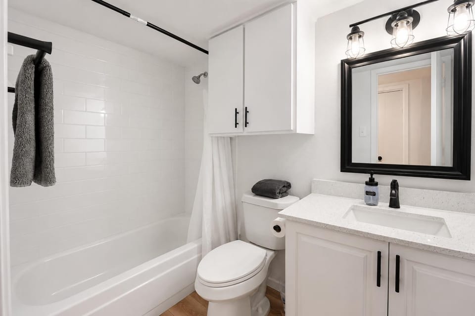 Central Hyde Park 2BR king suites close to UT, Moody Center, DT Apartment in Austin