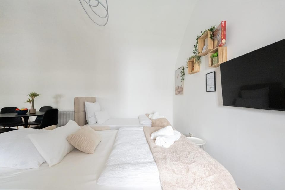 Communal lounge/ TV room, Bed, TV and multimedia, Living room, Photo of the whole room, Seating area, Evening entertainment, Bedroom