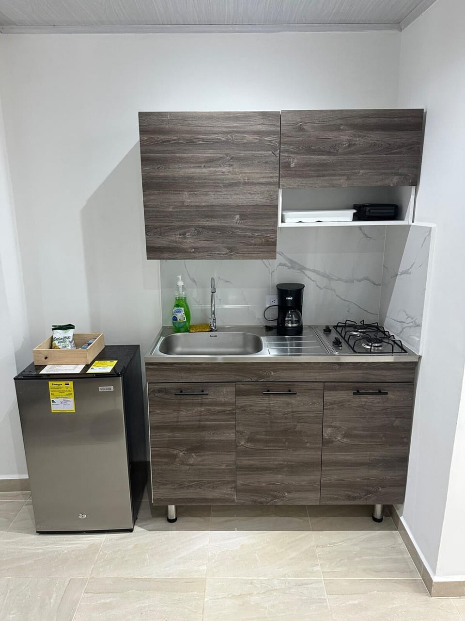Kitchen or kitchenette, minibar
