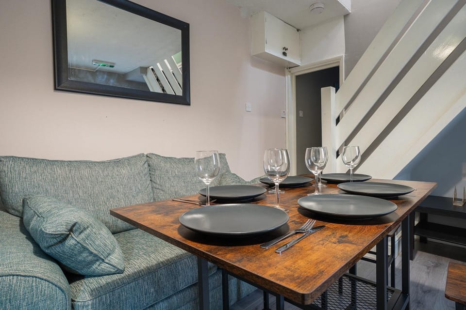 3 bed- 1 bath- Parking- Games Room- Near Station House in Colchester