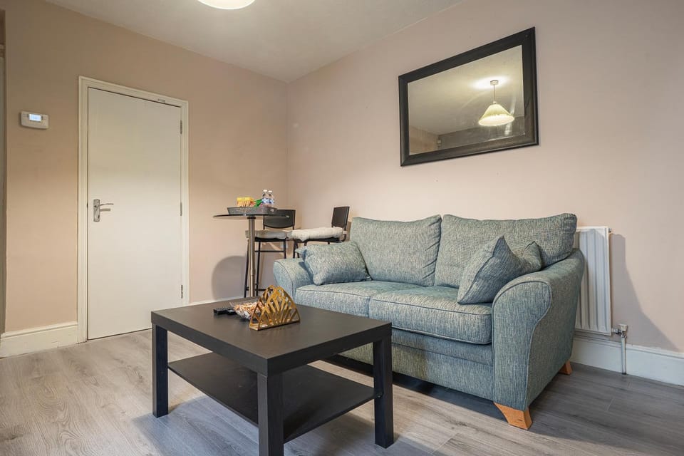 3 bed- 1 bath- Parking- Games Room- Near Station House in Colchester