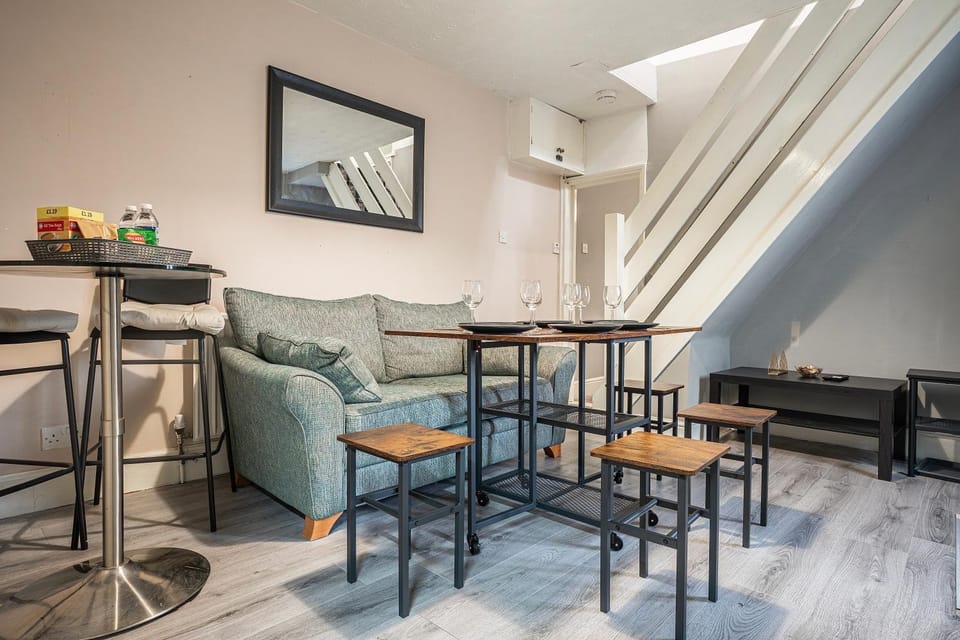 3 bed- 1 bath- Parking- Games Room- Near Station House in Colchester