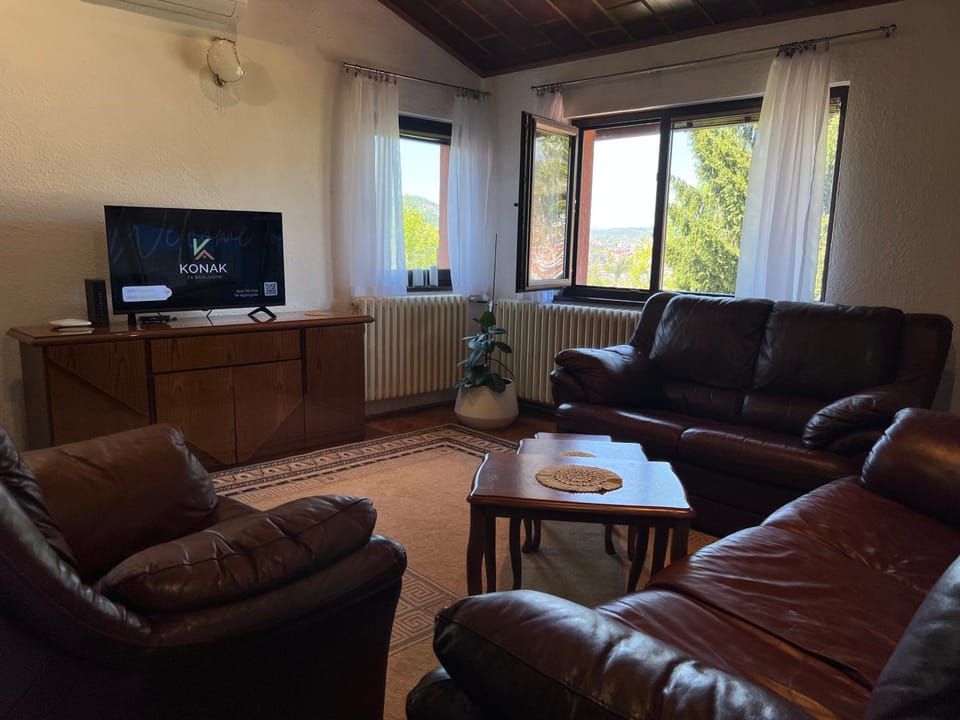 Communal lounge/ TV room, TV and multimedia, Living room, Seating area