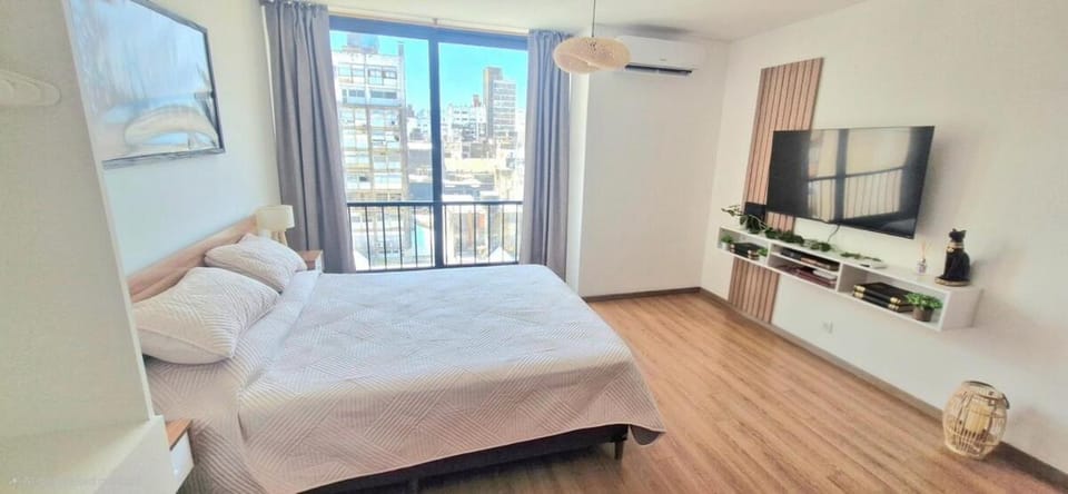 Bed, TV and multimedia, Bedroom