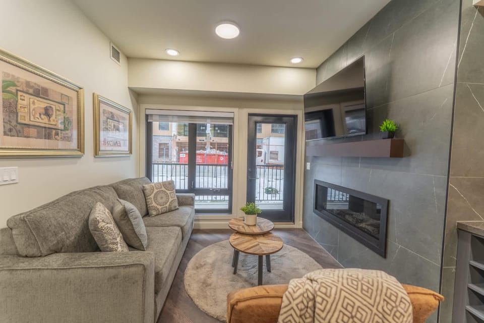 Rocky Mountain Hideaway w Pool and Trainside Charm Apartment in Canmore