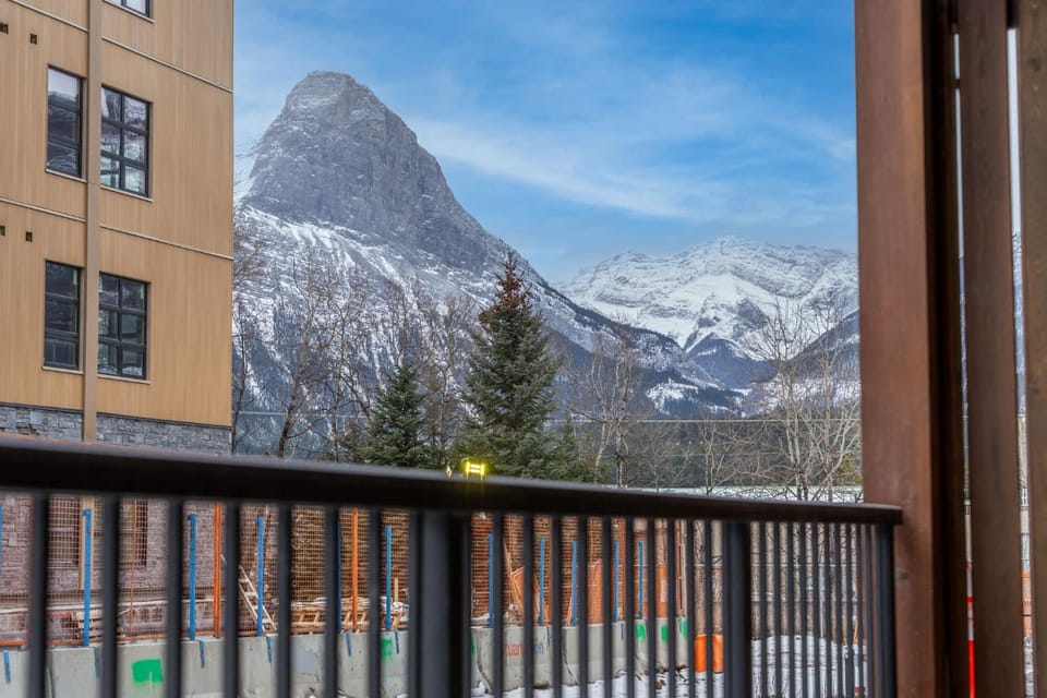 Rocky Mountain Hideaway w Pool and Trainside Charm Apartment in Canmore