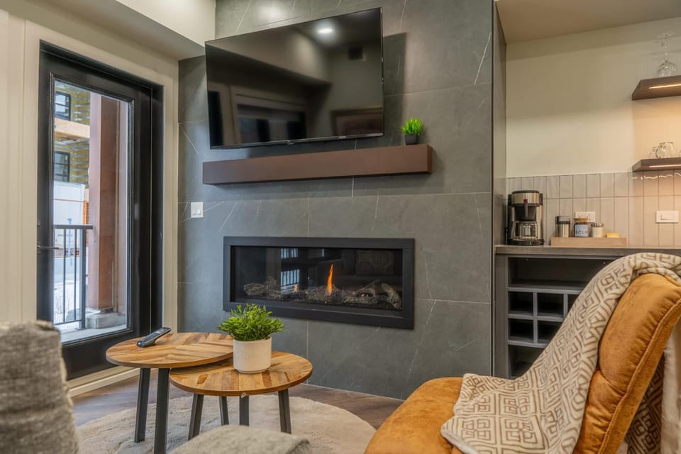 Rocky Mountain Hideaway w Pool and Trainside Charm Apartment in Canmore