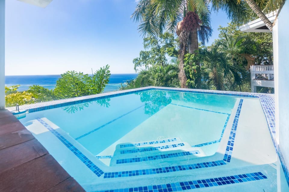 Top Ridge Views home House in Bay Islands Department