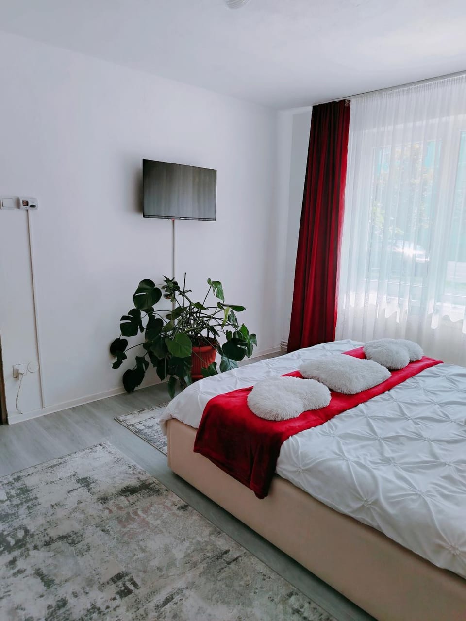 Bed, TV and multimedia, Bedroom