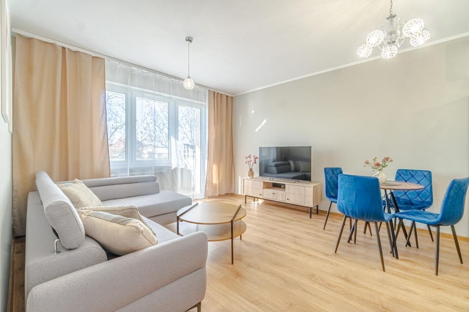 Communal lounge/ TV room, TV and multimedia, Living room, Seating area, Dining area, Evening entertainment