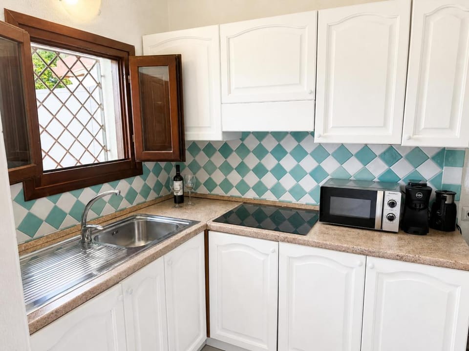 Kitchen or kitchenette, microwave, kitchen