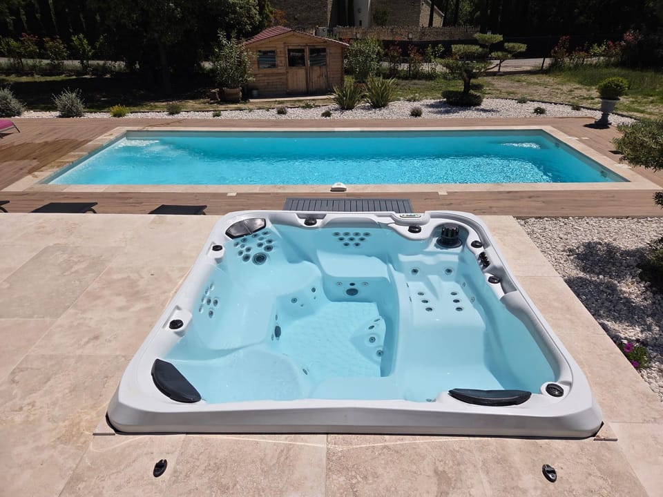 Jacuzzi piscine près de Gordes Maison d'exception Villa in Gordes
