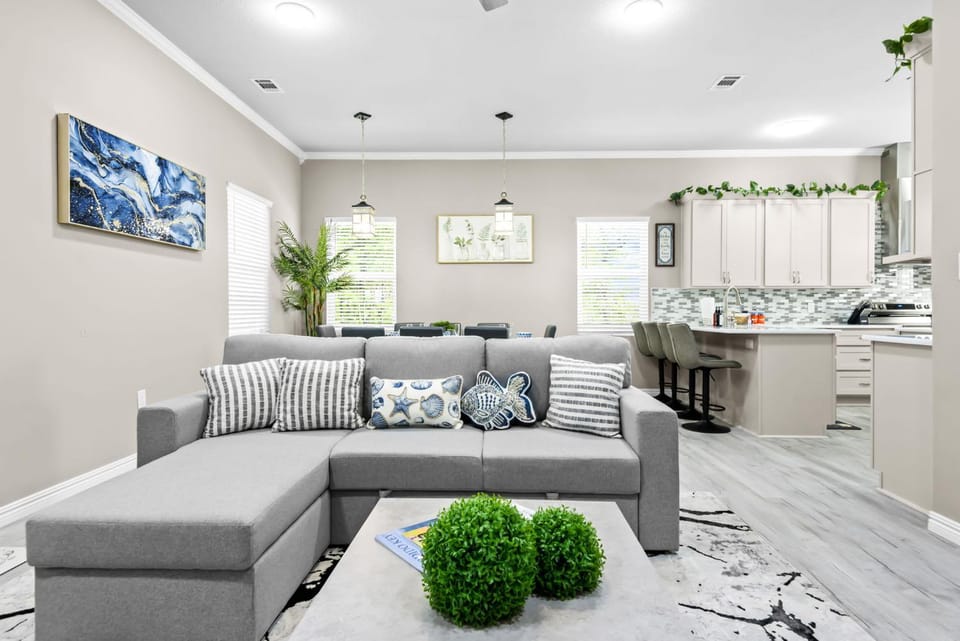 Modern Beach Escape-4BR Game Zone Patios BBQ House in Perdido Key
