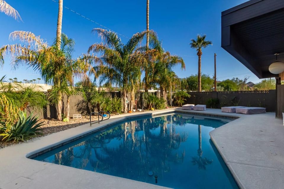 Phoenix Mid-Century Escape House in Paradise Valley