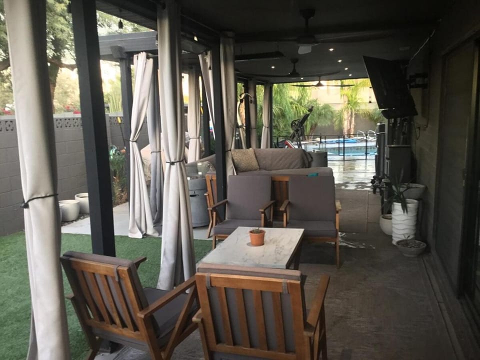 Phoenix Mid-Century Escape House in Paradise Valley
