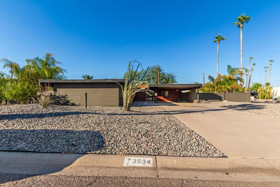 Phoenix Mid-Century Escape House in Paradise Valley