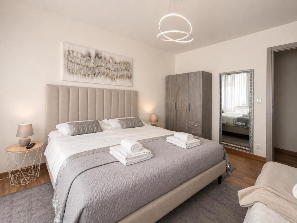 Bed, Bedroom, towels, wardrobe