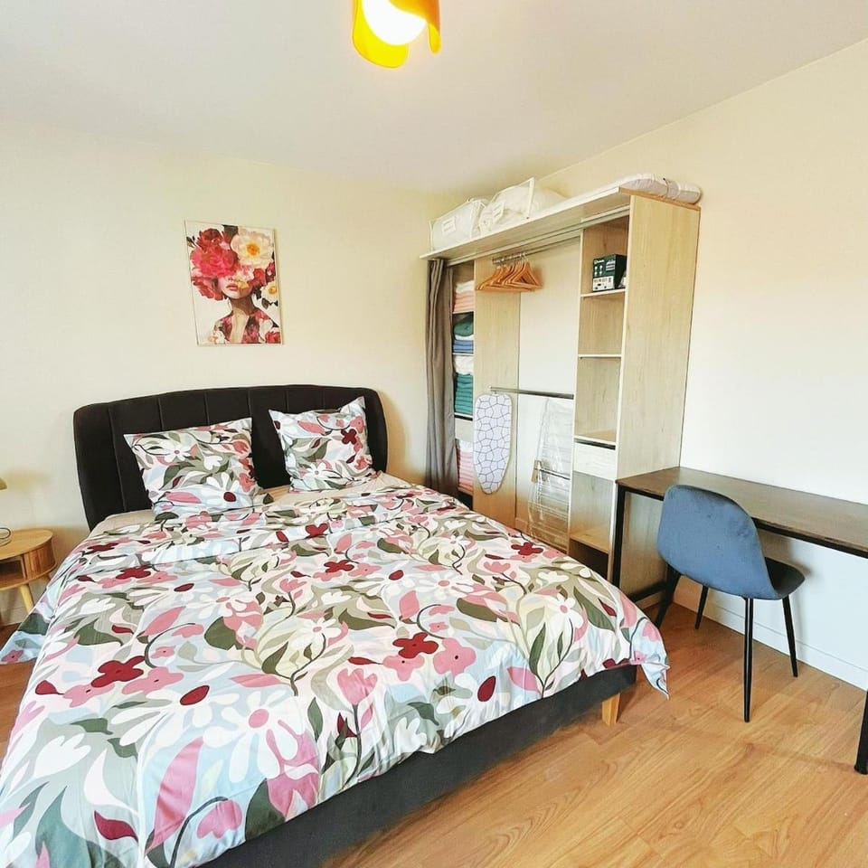 Grand appart 130m2 - 5 chambres et 3 salles de bain pour 13 pers - 15 min Disney - Parking gratuit Apartment in Lagny-sur-Marne