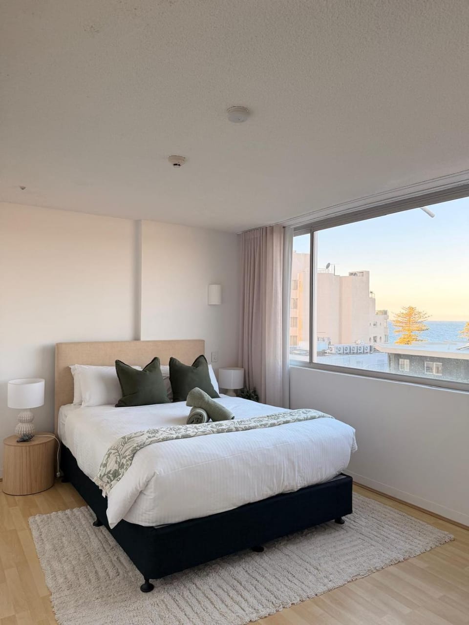 Manly Water Views, Pool, Steps to Beach and Parking Apartment in Manly