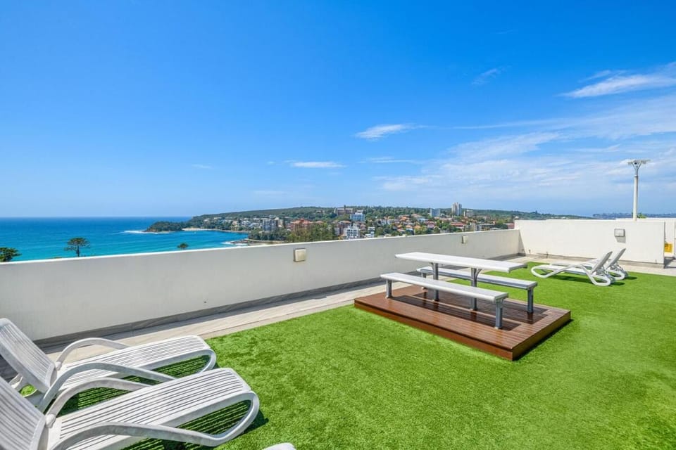 Manly Water Views, Pool, Steps to Beach and Parking Apartment in Manly
