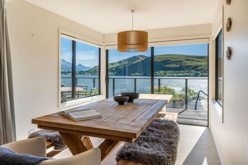 Lake Hayes Luxury Villa Views AC Fireplace House in Arrowtown