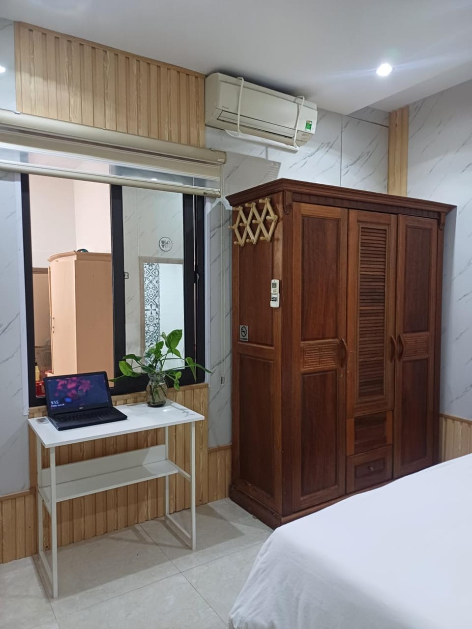 Seating area, Bedroom, wardrobe, air conditioner
