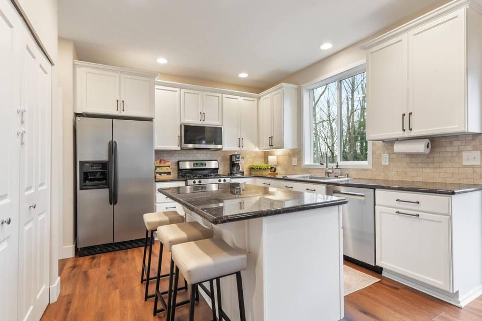 Upscale 4BR Home w/ Fireplace & Greenbelt Views House in Edmonds