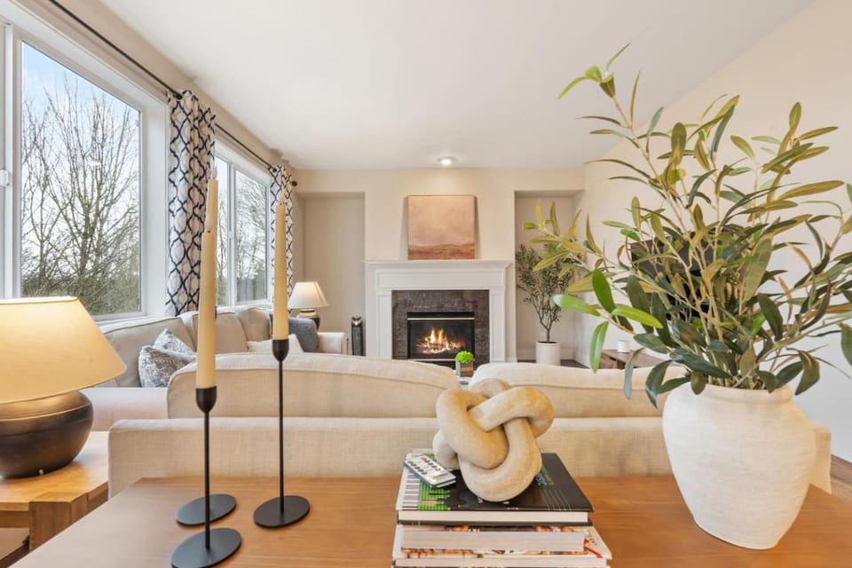 Upscale 4BR Home w/ Fireplace & Greenbelt Views House in Edmonds
