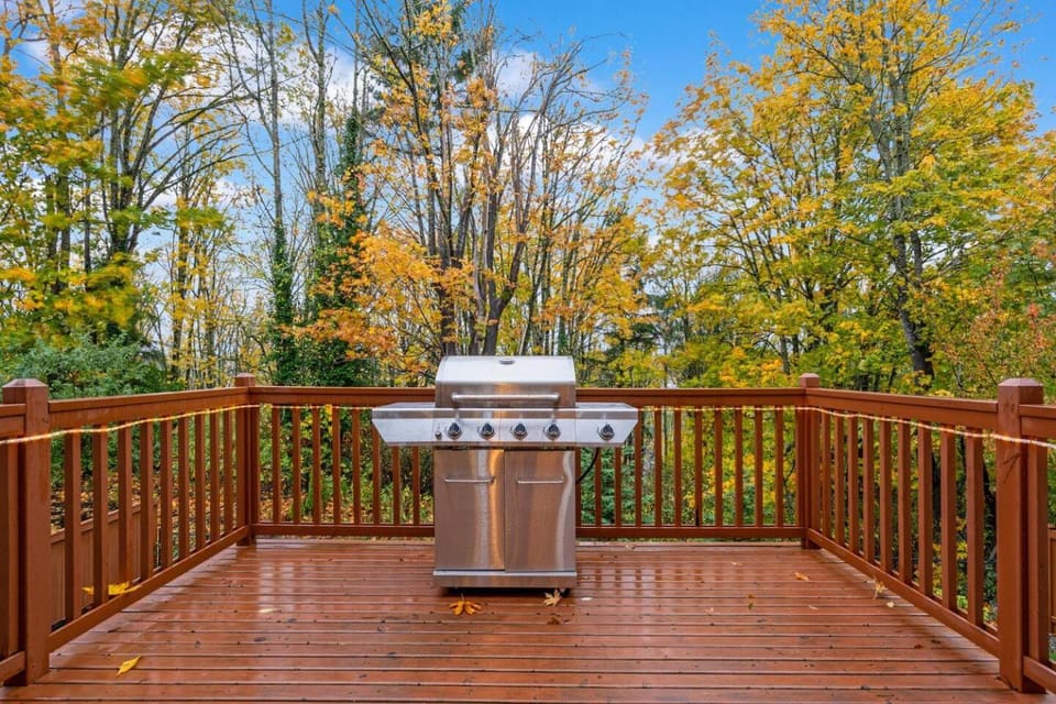 Upscale 4BR Home w/ Fireplace & Greenbelt Views House in Edmonds